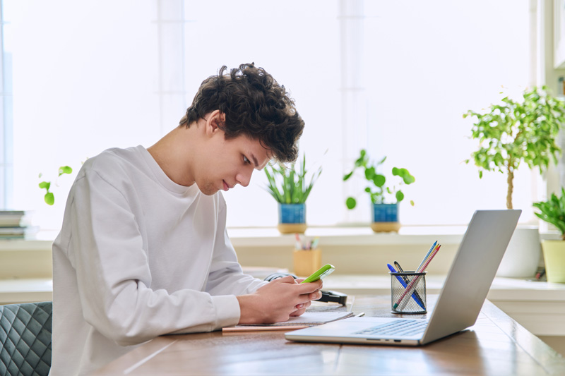 impact specifique sur les adolescents et le milieu professionnel
